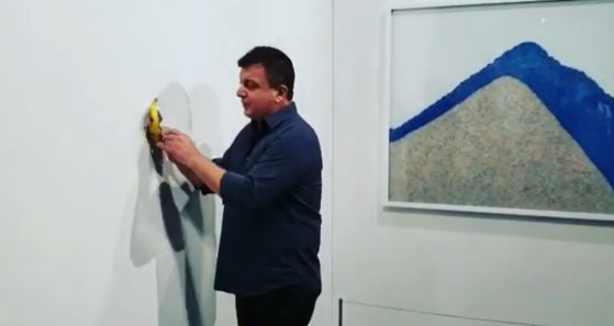 După banana de 120.000 de dolari, la New York apare o expoziție de legume și fructe