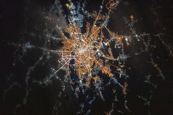 O fotografie cu Bucureștiul văzut din spațiu, publicată de astronauții de pe ISS