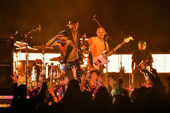 Red Hot Chili Peppers lucrează deja la un nou album, după revenirea în trupă a lui John Frusciante