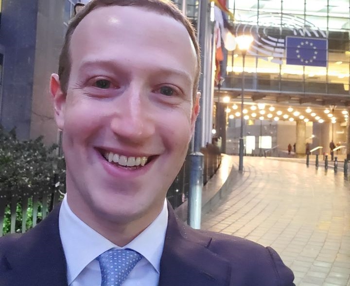 George Soros îi cere lui Zuckerberg să se retragă de la conducerea Facebook