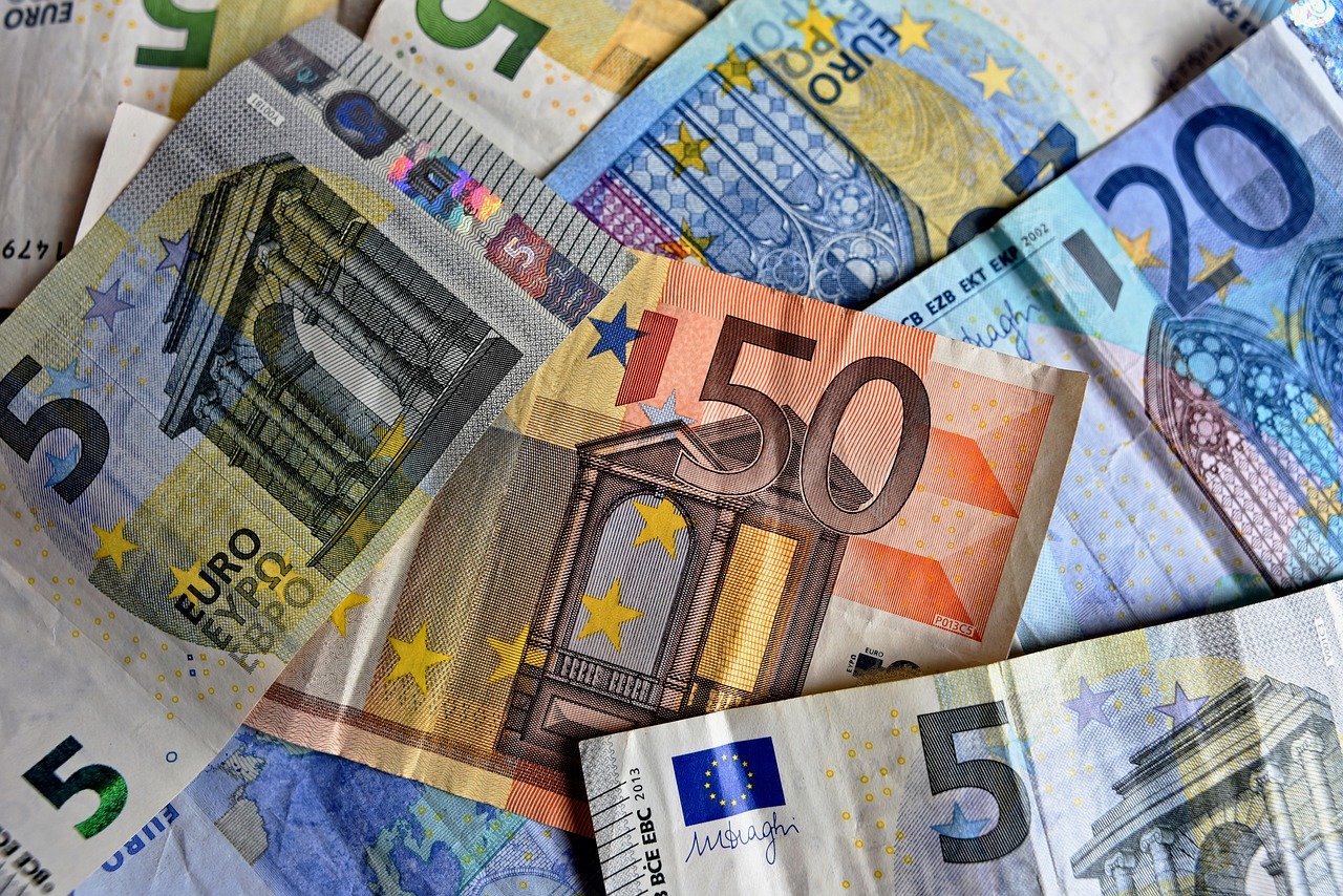 Euro trece de 4,8 lei pentru prima dată în istorie