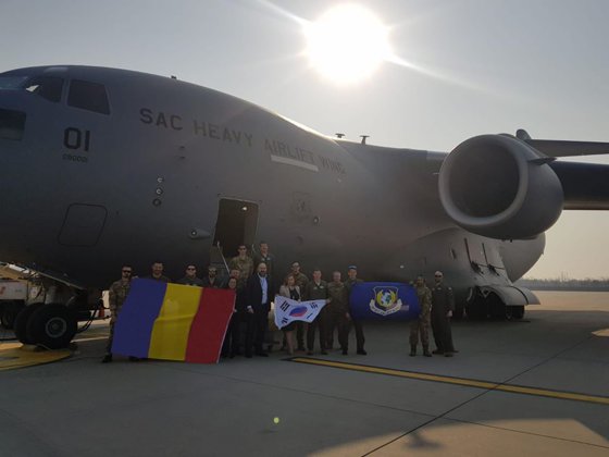 Aeronava NATO, care aduce 45 de tone de materiale medicale din Seul, a aterizat pe Aeroportul Otopeni