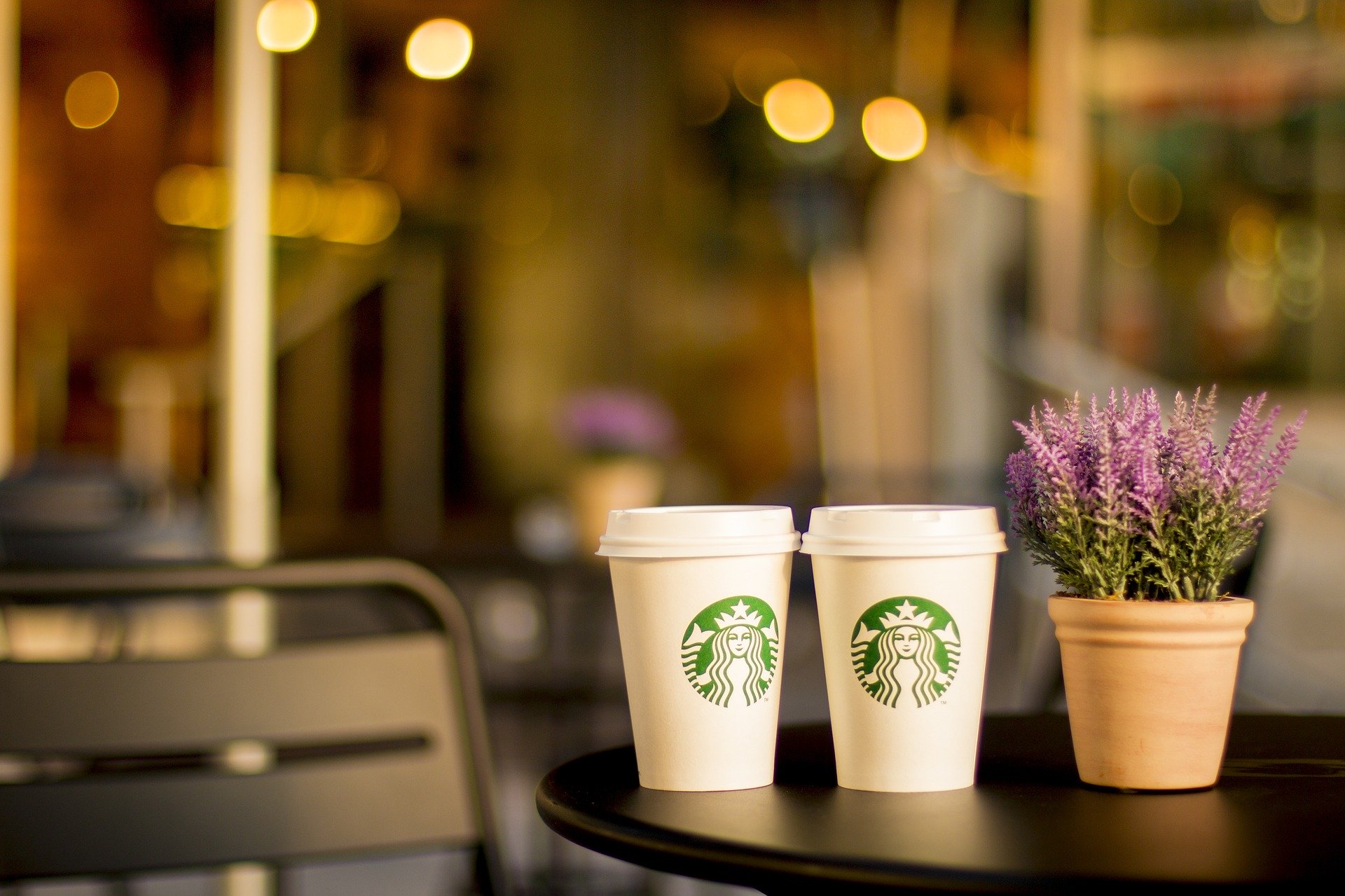 Starbucks oprește utilizarea recipientelor personale din cauza coronavirusului