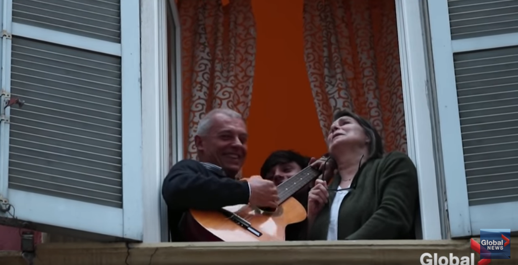 VIDEO: Ăsta e clipul anului! Italienii cântă imnul la balcoane, în Roma, Torino și Napoli, în timp ce își numără morții!