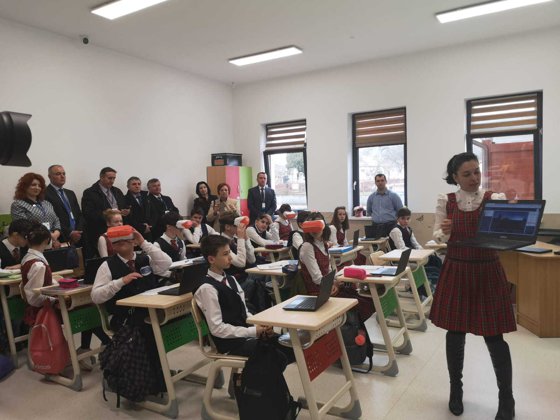 Elevii au laptopuri, table inteligente şi laborator VR în prima şcoală smart dintr-un sat românesc