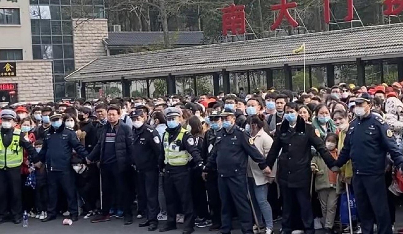 Obiectiv turistic din China luat cu asalt de zeci de mii de vizitatori, după ce autoritățile au redus restricțiile