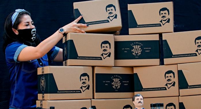 Cutii cu ajutoare, cu fața lui El Chapo pe ele