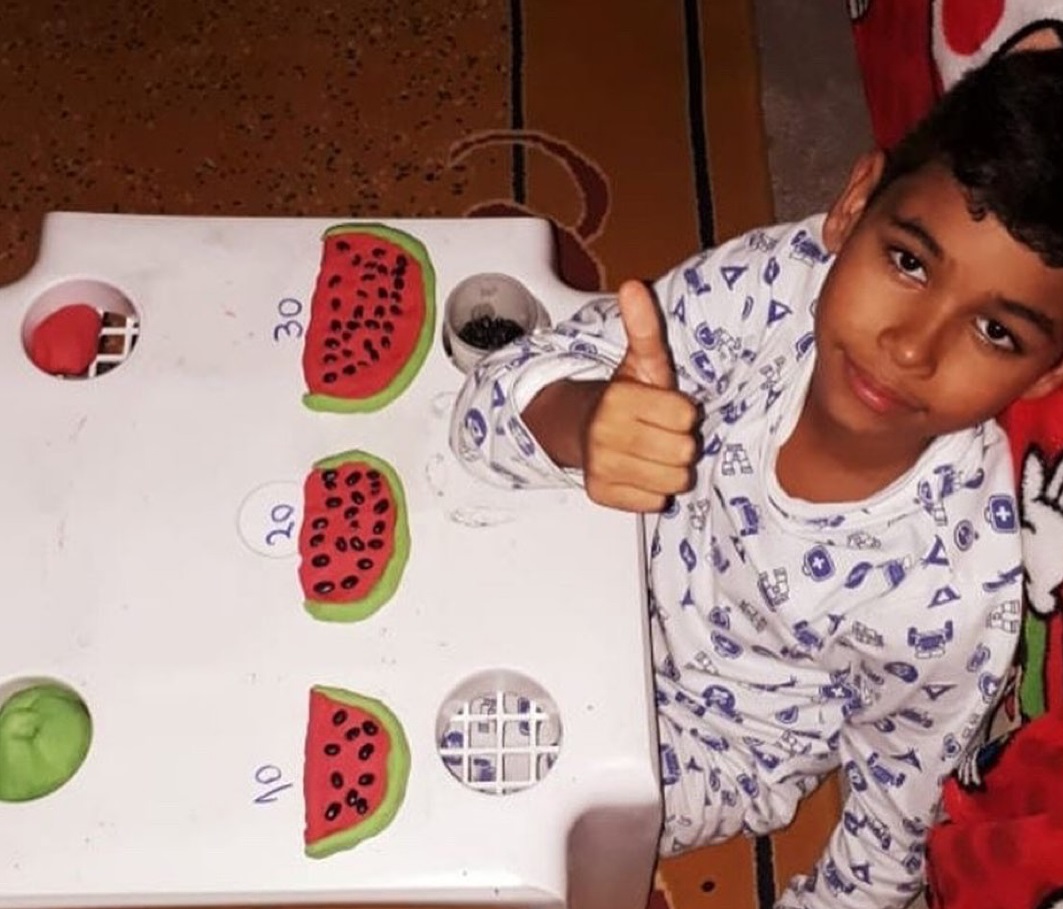 Pentru că nu are bani, o mamă creează jocuri educative pentru fiul ei autist, din cutii de pantofi și cutii de pizza