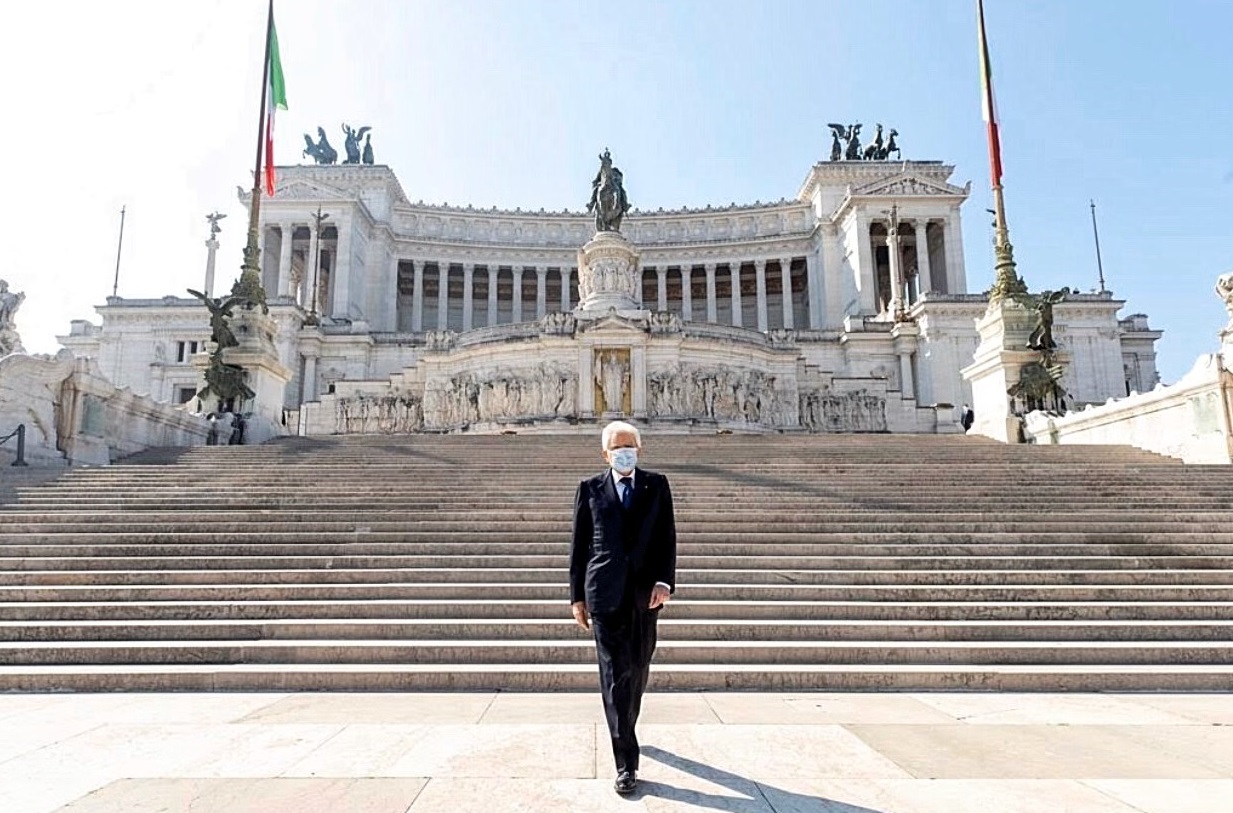 O imagine destinată să intre în istorie! Președintele Italiei, Sergio Mattarella, singur pe treptele Altarului Patriei, de Ziua Eliberării