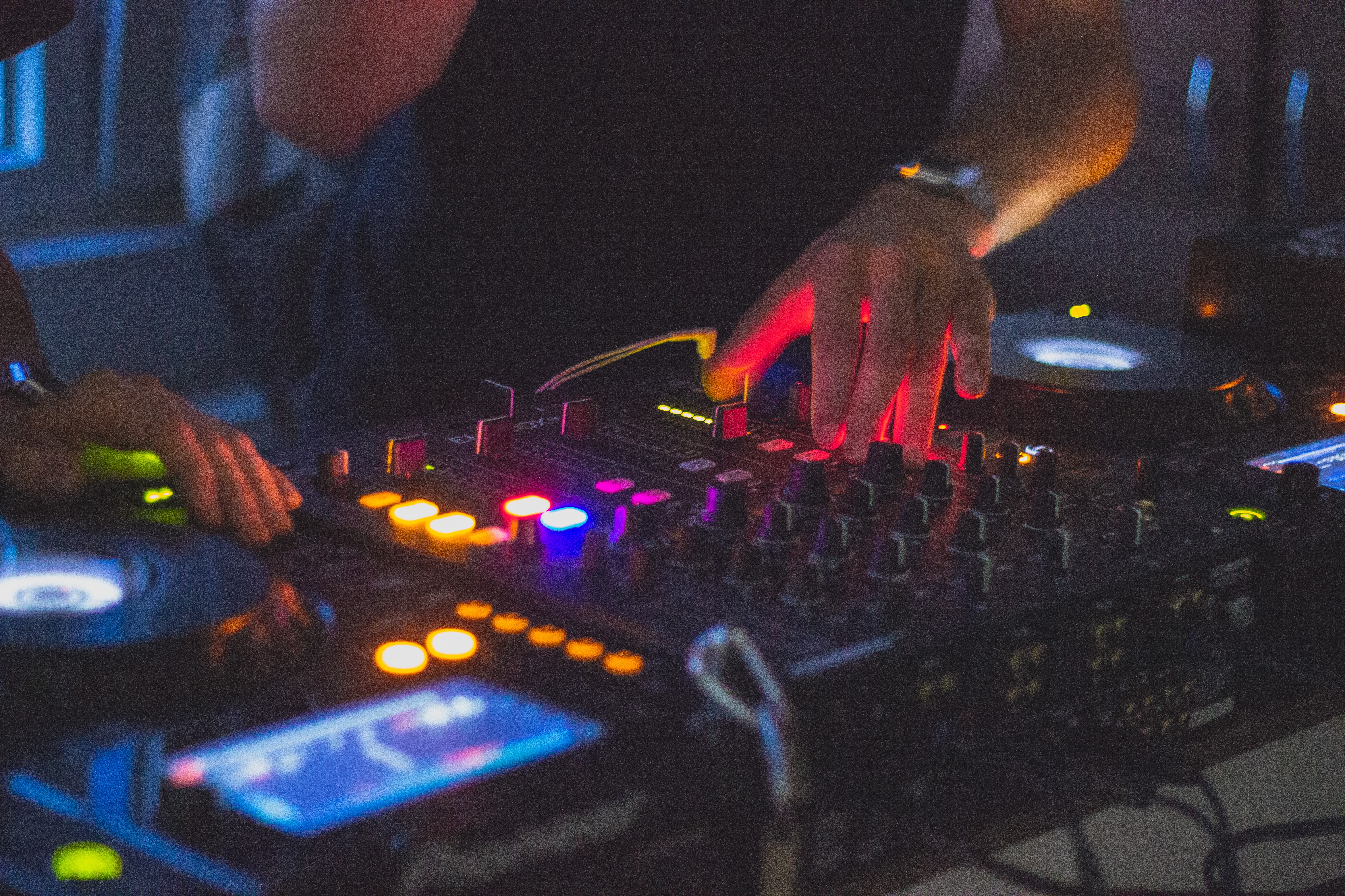 Mixcloud lansează o platformă care le permite DJ-ilor să facă bani din livestream-uri