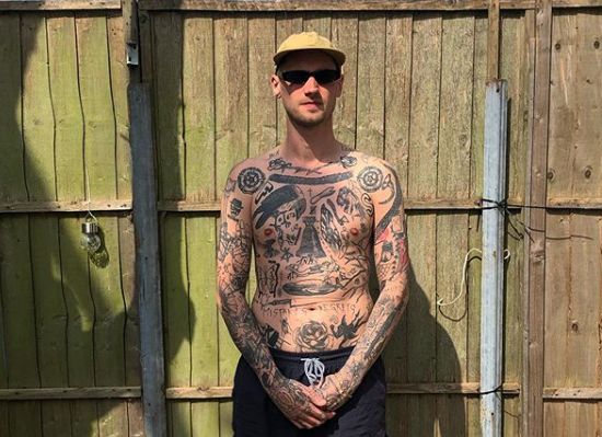 Un artist din Marea Britanie se tatuează zilnic de când se află în autoizolare
