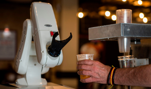 Bere și distanțare socială: barmanul robot