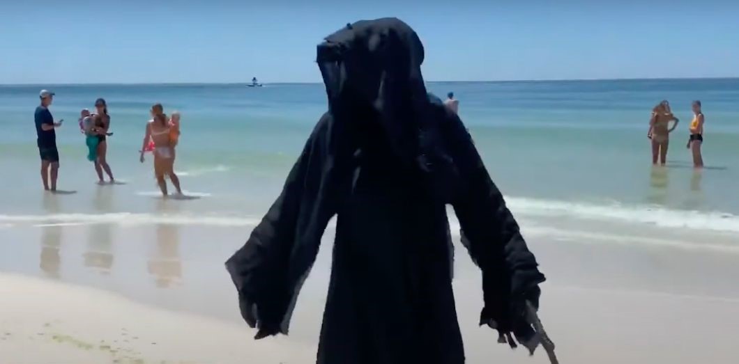 Un bărbat din Florida deghizat în Moarte bântuie plajele deschise publicului