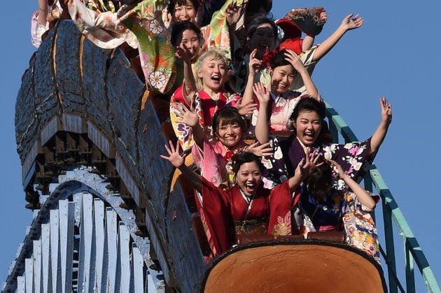 Coronavirus: În Japonia, parcurile de distracții cer vizitatorilor să nu țipe în roller coaster