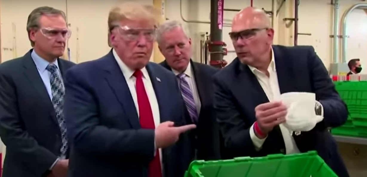 Trump, fără mască, în vizită la o fabrică de măști. Pe fundal se aude “Live and Let Die”