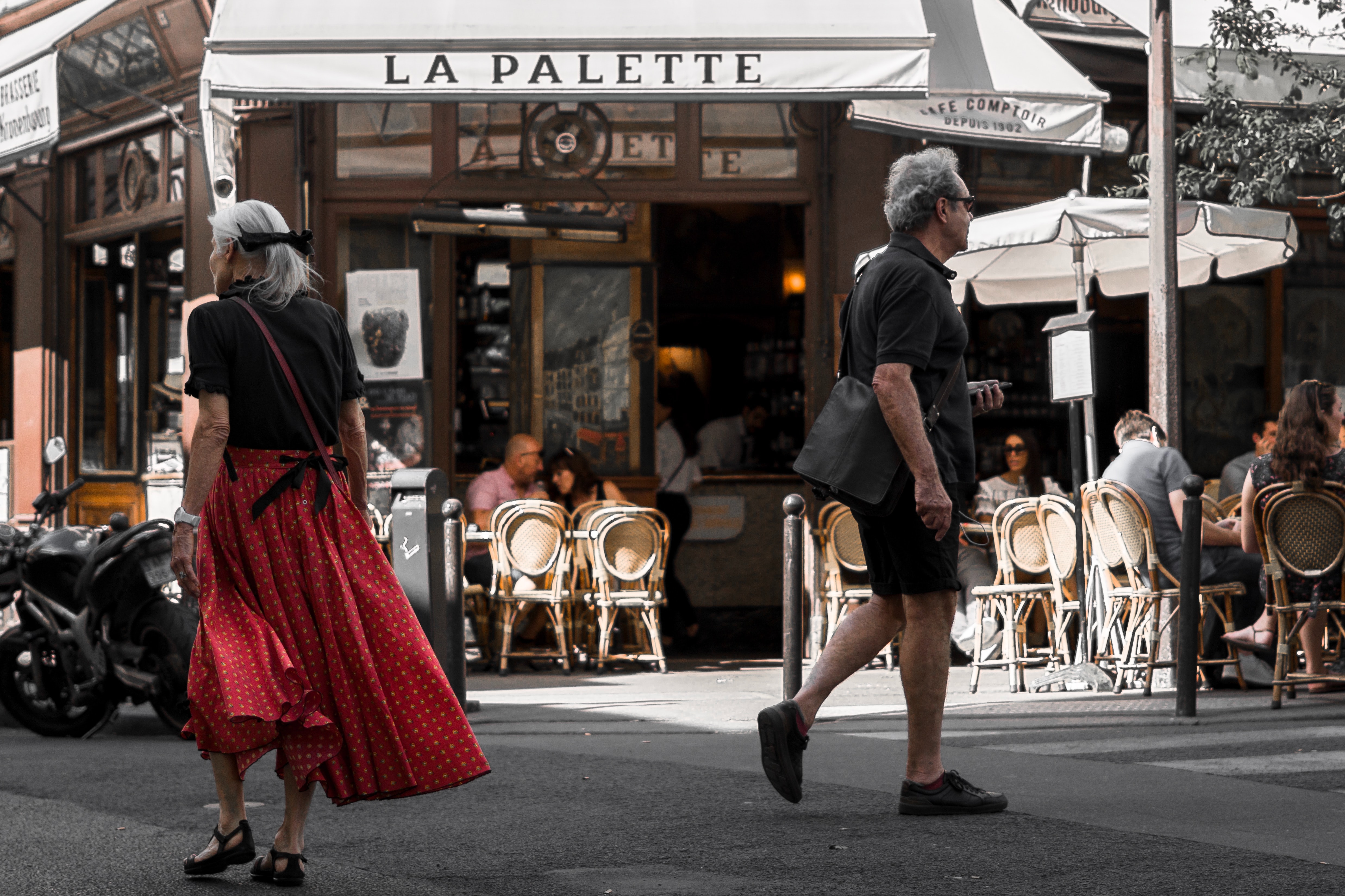 Paris: străzi întregi ar putea fi rezervate barurilor și restaurantelor după izolare