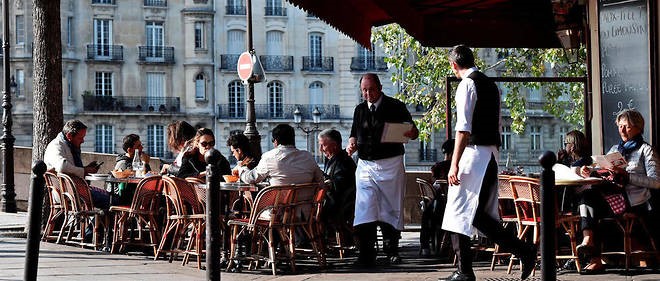 Terasele din Paris se extind pe trotuare, locuri de parcare sau chiar pe anumite străzi