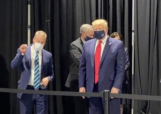Prima fotografie cu Donald Trump purtând mască de protecție