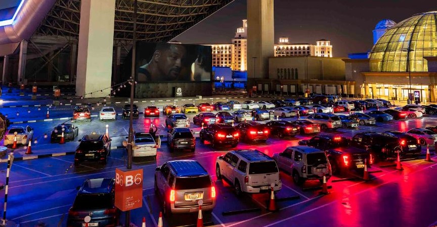 Mașini scumpe, popcorn și distanțare socială. Cum arată un cinema drive-in din Dubai