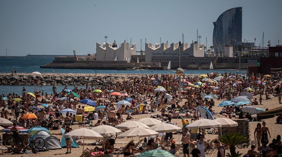 Ieșirea din izolare: Primul weekend de plajă pentru locuitorii din Barcelona. Plaje supraaglomerate
