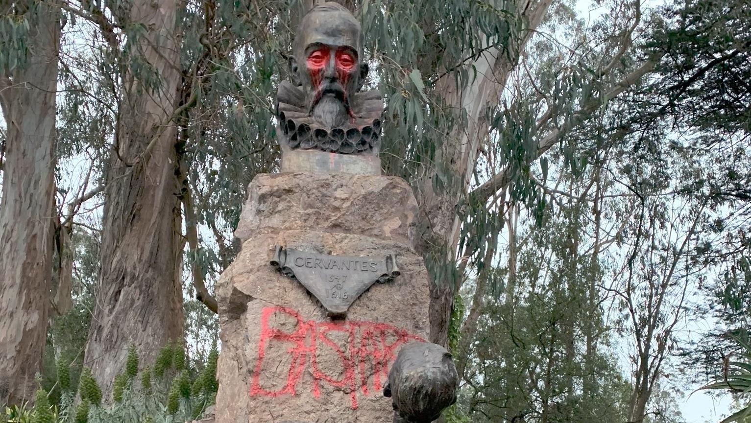 Statuia lui Miguel de Cervantes, autorul lui Don Quijote, e vandalizată de activiștii anti-rasism