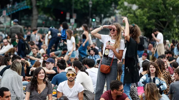 Festivalul muzicii: mii de oameni s-au adunat la Paris fără distanțare socială