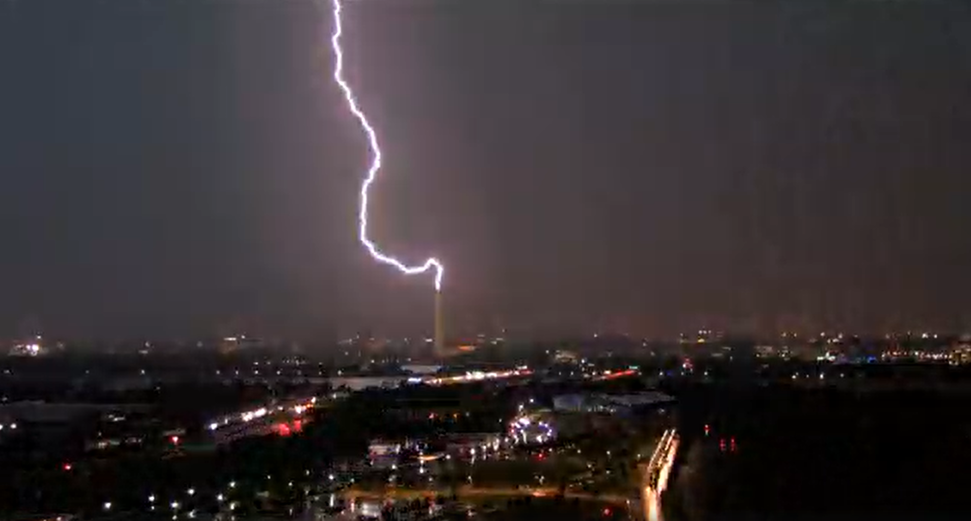 VIDEO: Washington Monument lovit de fulger. Imagini spectaculoase