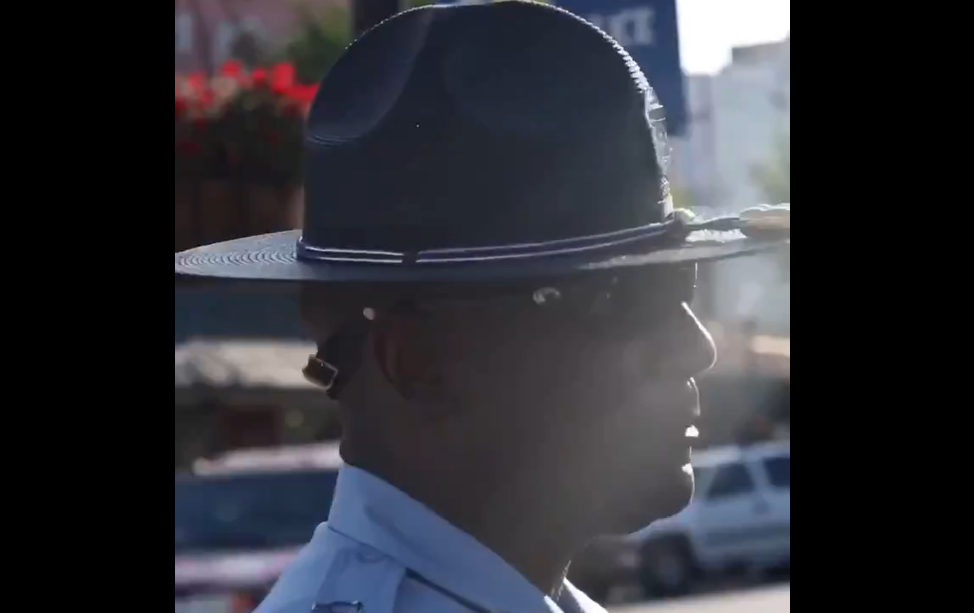 George Floyd: Un polițist de culoare refuză să îngenuncheze, spunând ca o face doar în fața lui „Dumnezeu”
