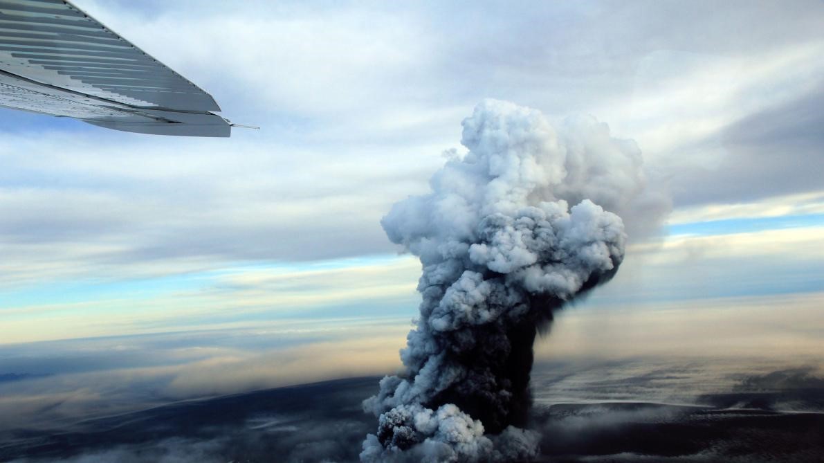 Vulcanul islandez, care a provocat anularea a 900 de zboruri în 2011, se trezește