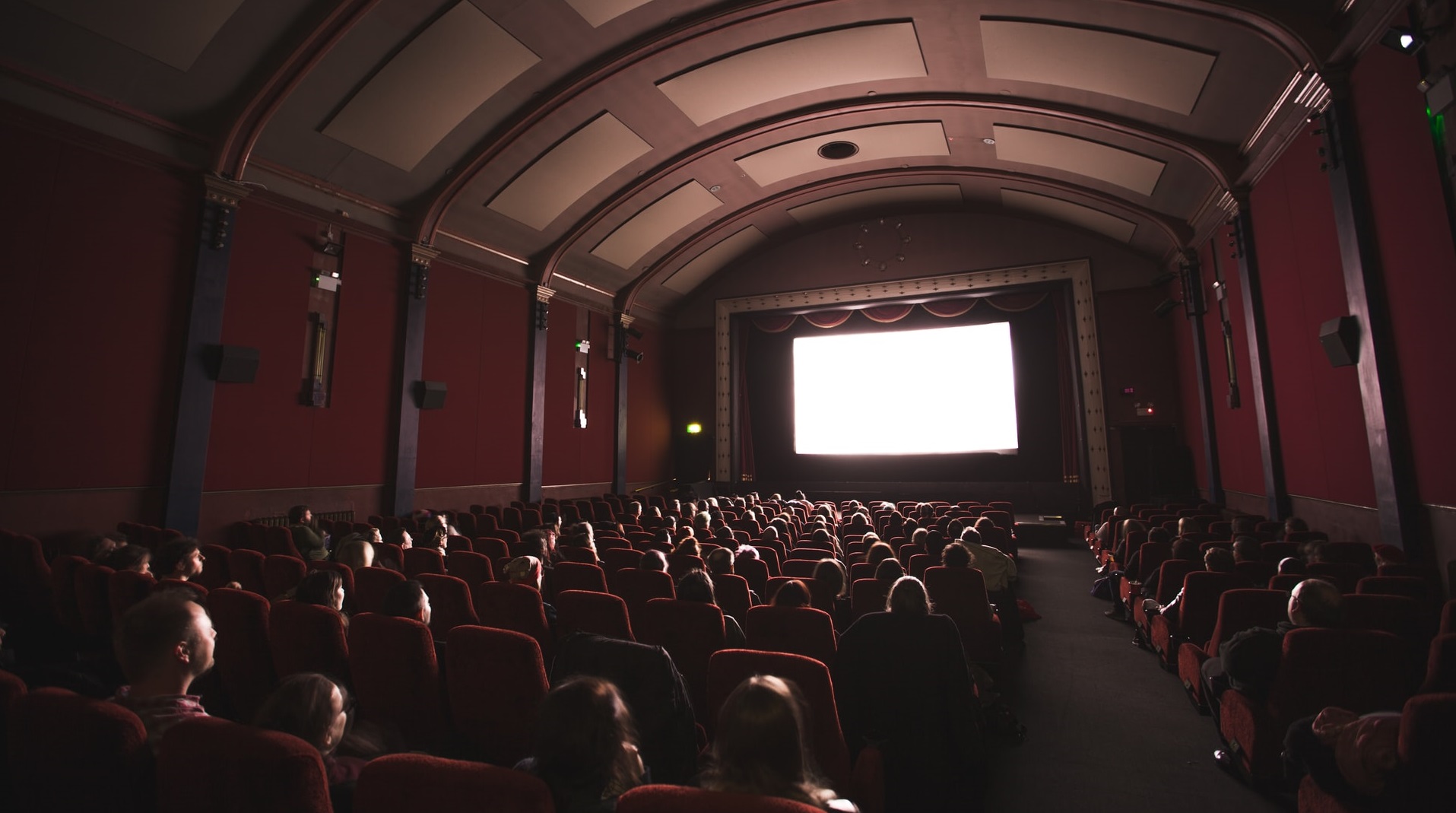 Franța deschide complet cinematografele și teatrele