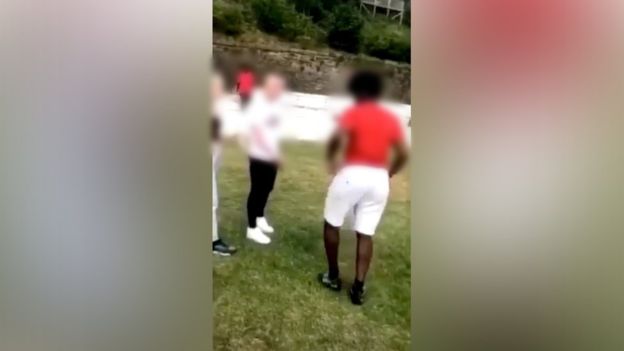 Adolescenți arestați după ce au forțat un tânăr de culoare să le “pupe încălțările”