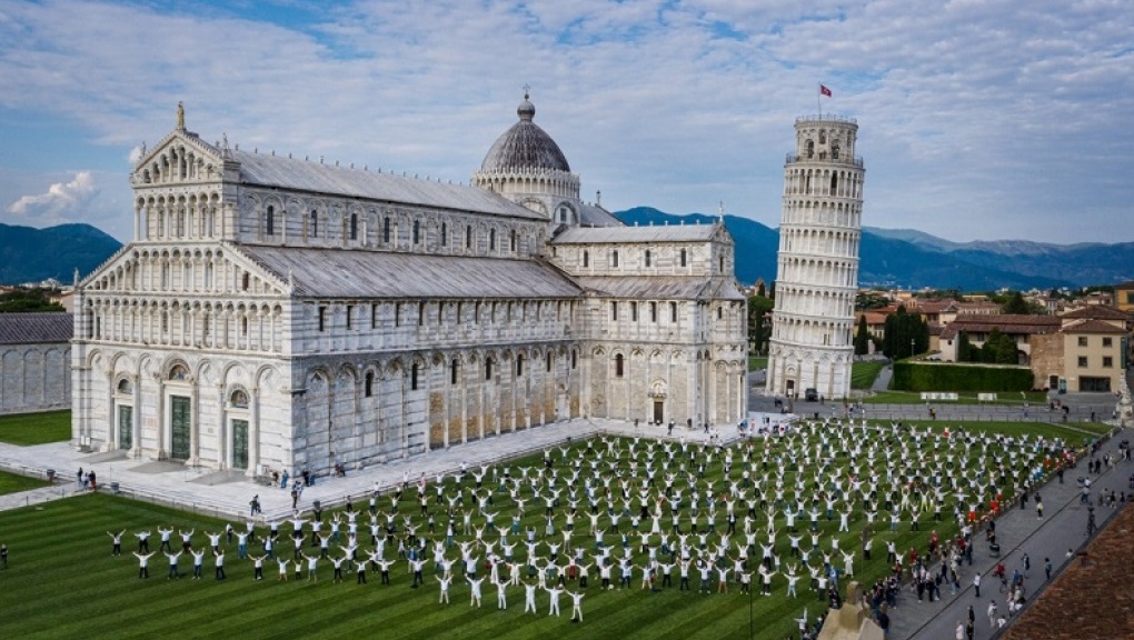 #speranță Adio întuneric! Turnul înclinat din Pisa a sărbătorit redeschiderea cu un flash mob “în alb”