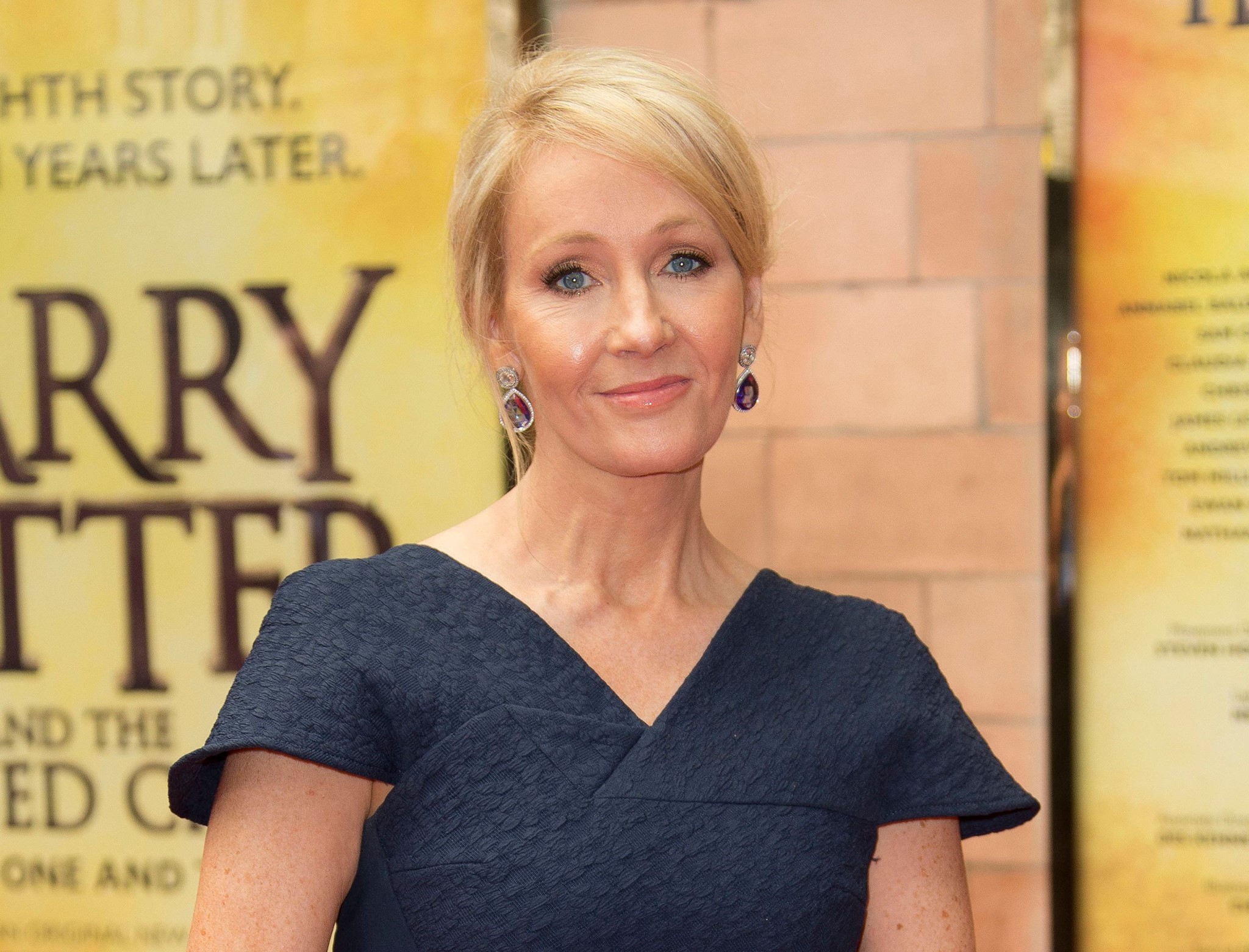 J.K. Rowling publică tweeturi considerate transfobe și atrage fulgerul lui Harry Potter