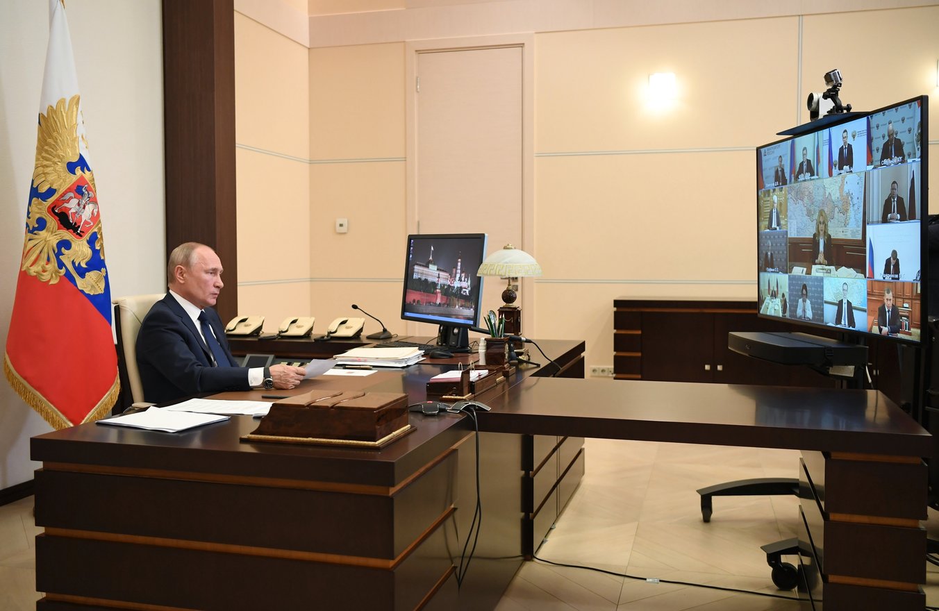 Coronavirus: Vladimir Putin și-a instalat un “tunel dezinfectant” la intrarea în casă