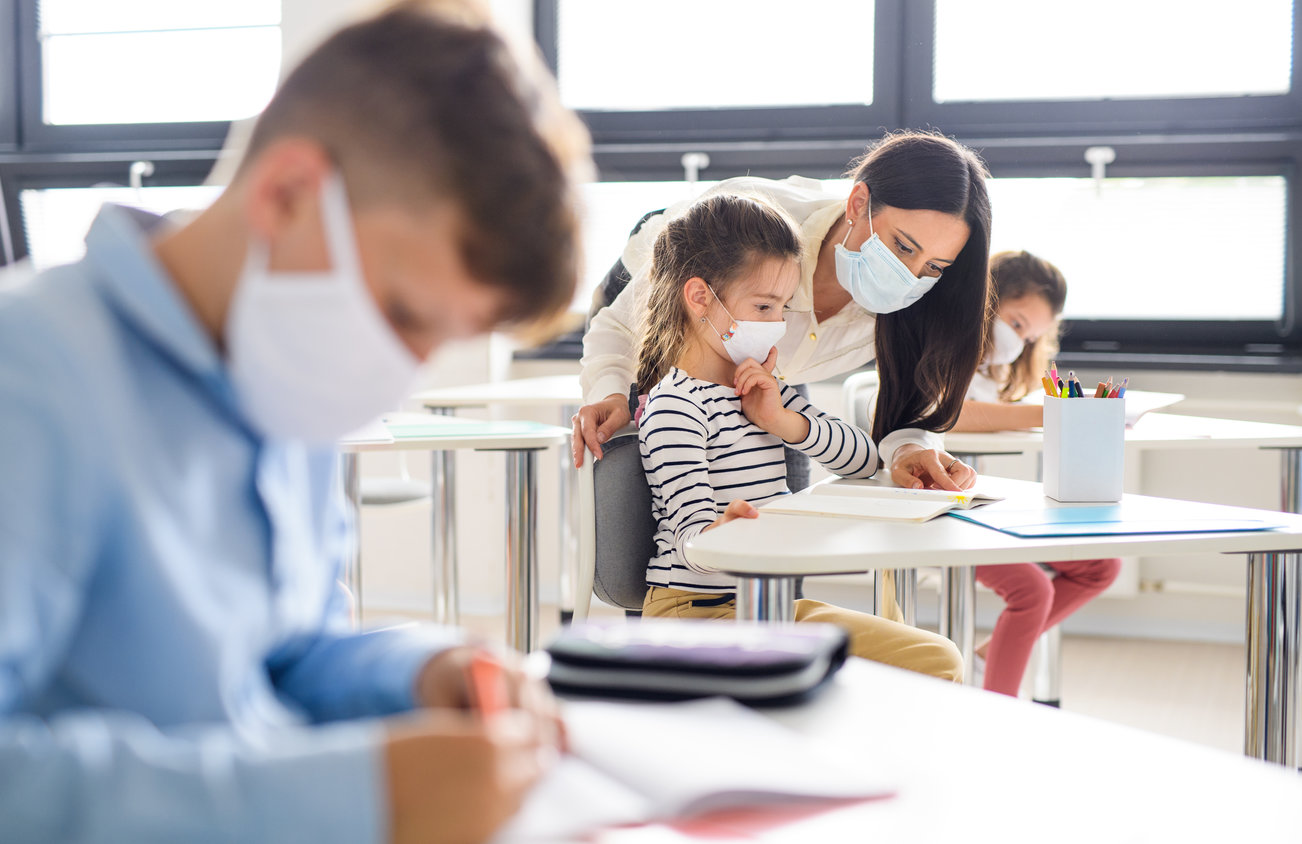 Nou protocol sanitar în școlile din Franța: profesori fără mască, distanța redusă