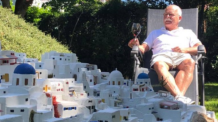 Și-a construit un Santorini în miniatură. Olandezul care nu mai rezistă fără Grecia