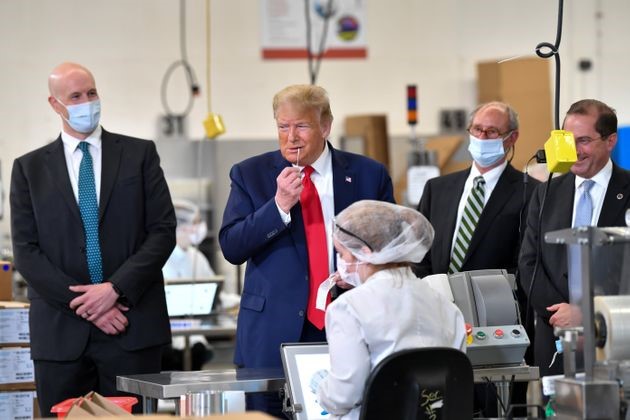 Coronavirus: Trump vizitează fără mască o fabrică de teste, producția este distrusă