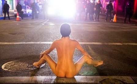 „Naked Athena”, protestatara complet dezbrăcată din Portland