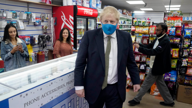 Boris Johnson poarta mască pentru prima dată în public