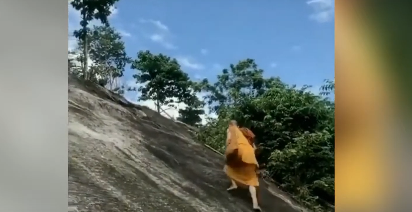 VIDEO spectaculos: Un călugăr budist urcă pe o stâncă abruptă în picioarele goale, fără frânghii