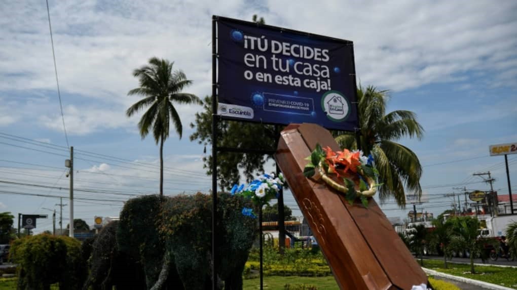 Guatemala| Sicrie pe străzi pentru a responsabiliza cetățenii. „Tu decizi, acasă sau în această cutie”