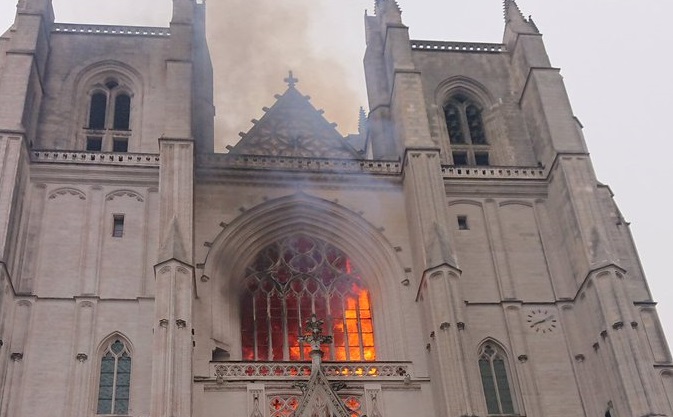 Pompierii francezi se luptă să oprească incendiul izbucnit în această dimineată la catedrala din Nantes