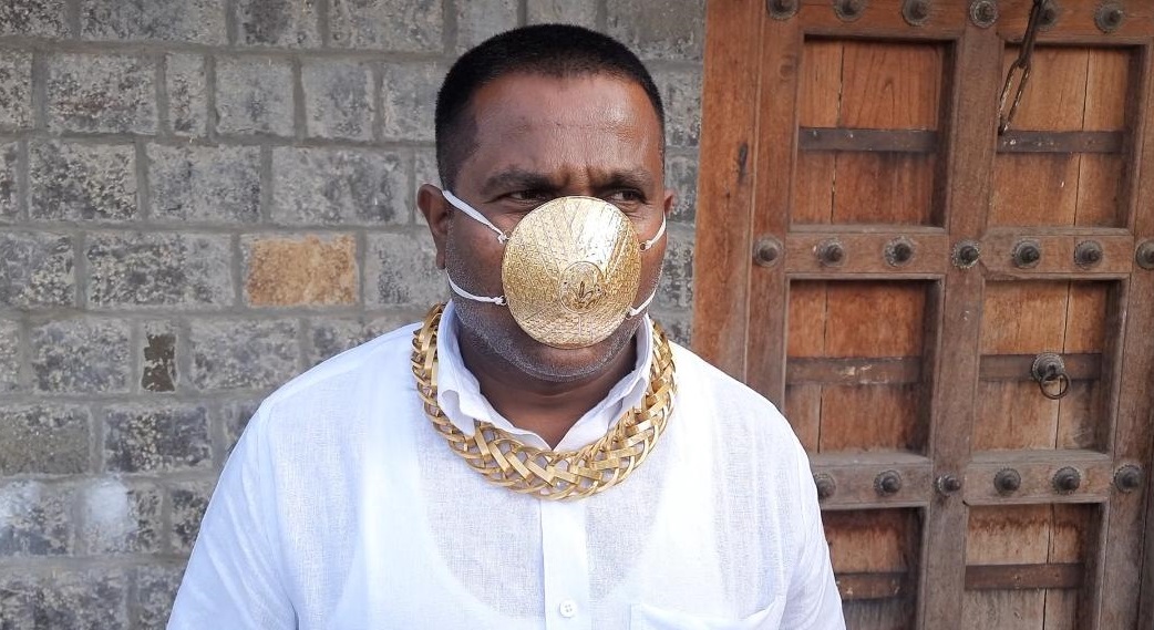 Shankar, indianul care poartă mască de aur pentru a se proteja de coronavirus