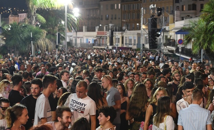 Distanțare | Mii de oameni au participat la concertul DJ-ului francez „The Avener”, la Nisa