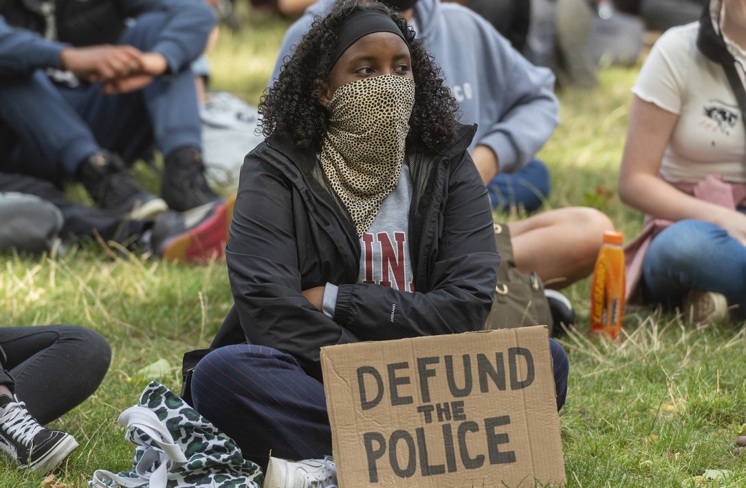 Los Angeles reduce bugetul poliției la cererea activiștilor anti-rasism