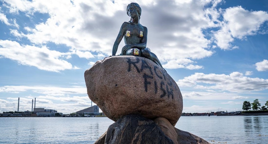 „Pește rasist”: Mica Sirenă, vandalizată la Copenhaga
