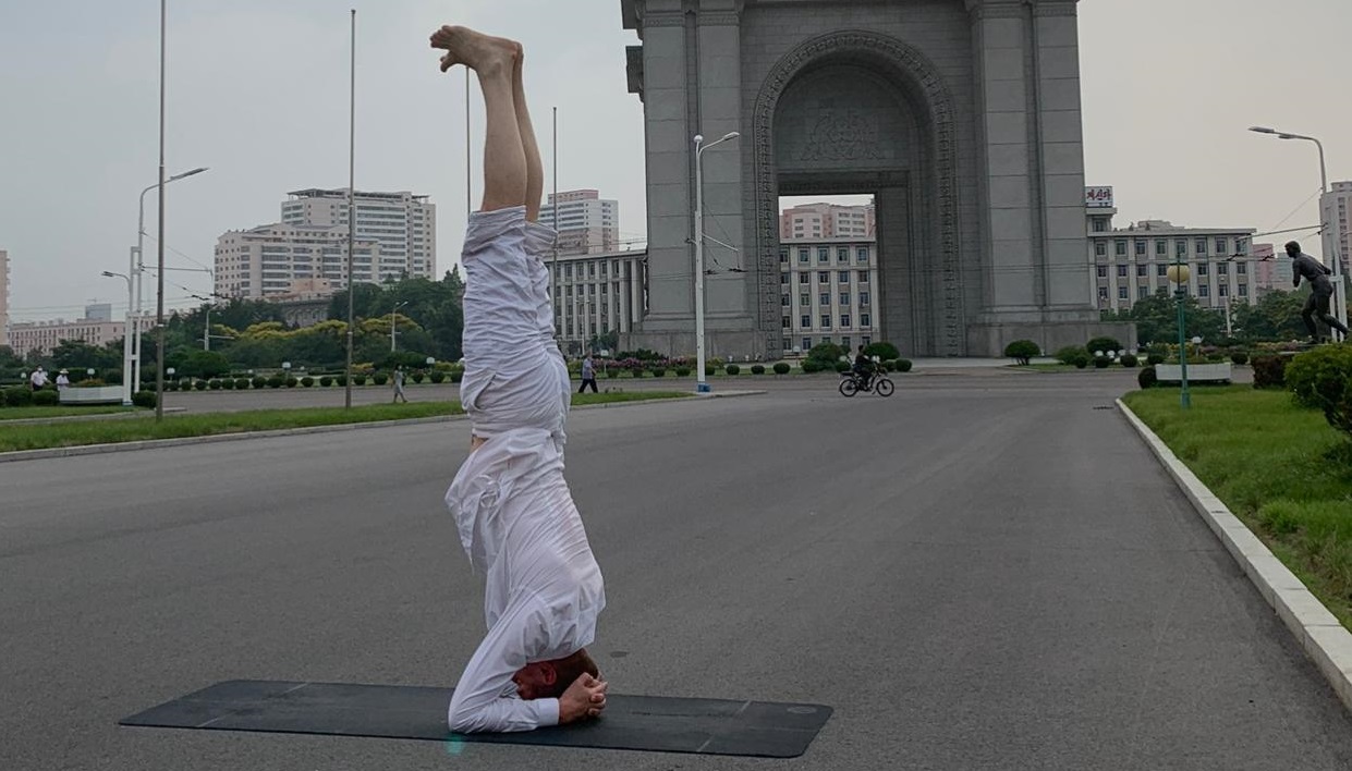 Carantină| Ambasadorul Suediei în Coreea de Nord practică yoga pe străzile din Phenian