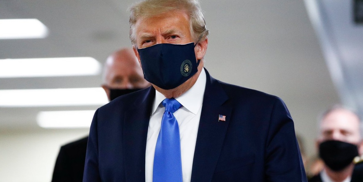 Donald Trump poartă mască în public pentru prima dată