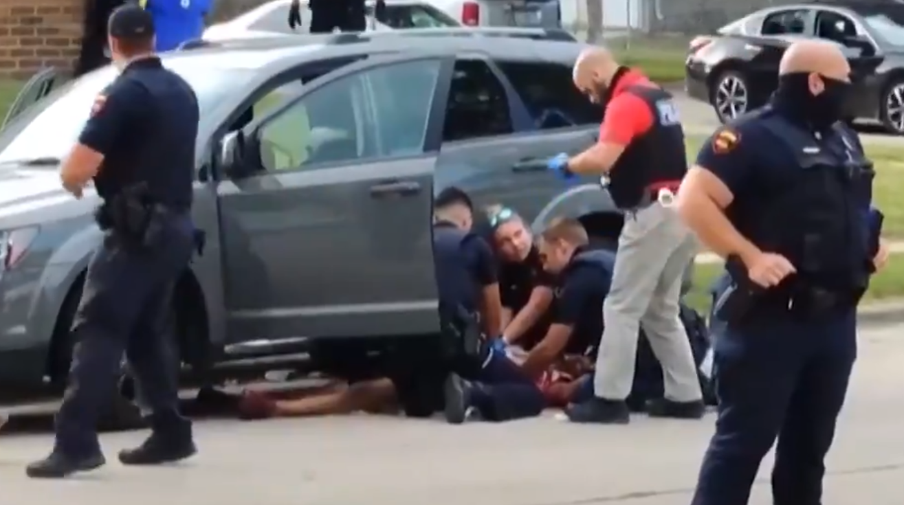 SUA| Bărbat de culoare neînarmat, împușcat de 7 ori de către polițiști. Au reizbucnit protestele violente