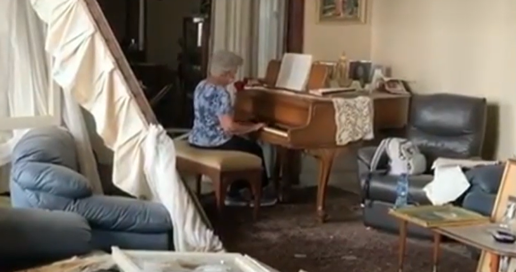 VIDEO| În casa devastată de explozie, o bunică interpretează la pian “Vremurile apuse”